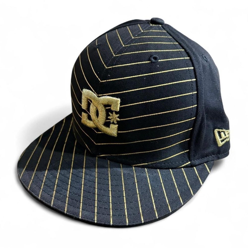 New Era x DC Shoes 59FIFTY Fitted Cap – Black/Gold – Size 7 3/8